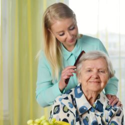 Higiena osób starszych – jak dbać o seniora?