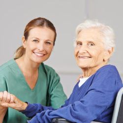 Opieka nad osobami starszymi, a urazy kręgosłupa