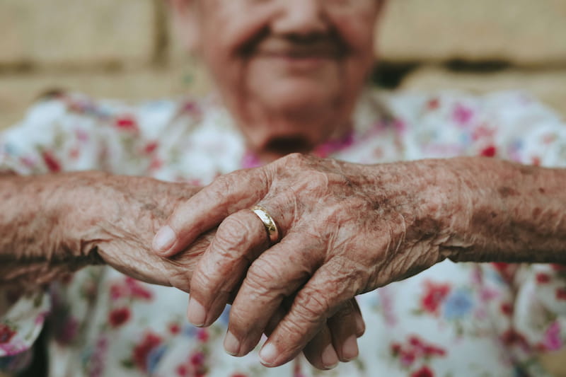 starsza kobieta z obrączką - jak odróżnić demencję od alzheimera