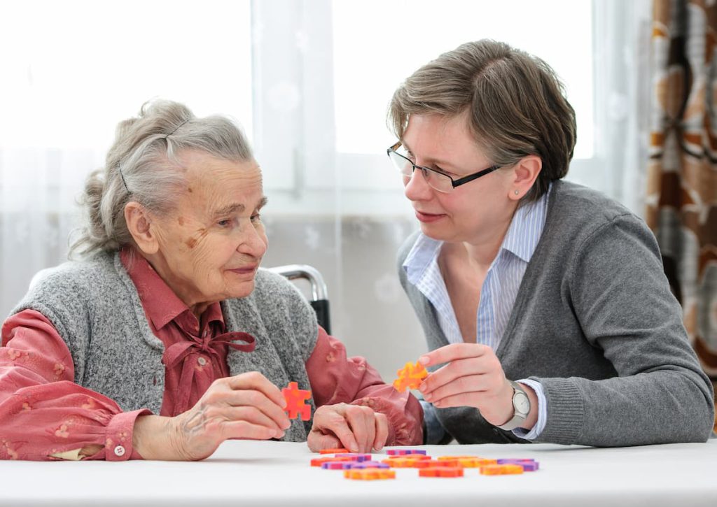 starsza pani układająca puzzle - zapobieganie demencji