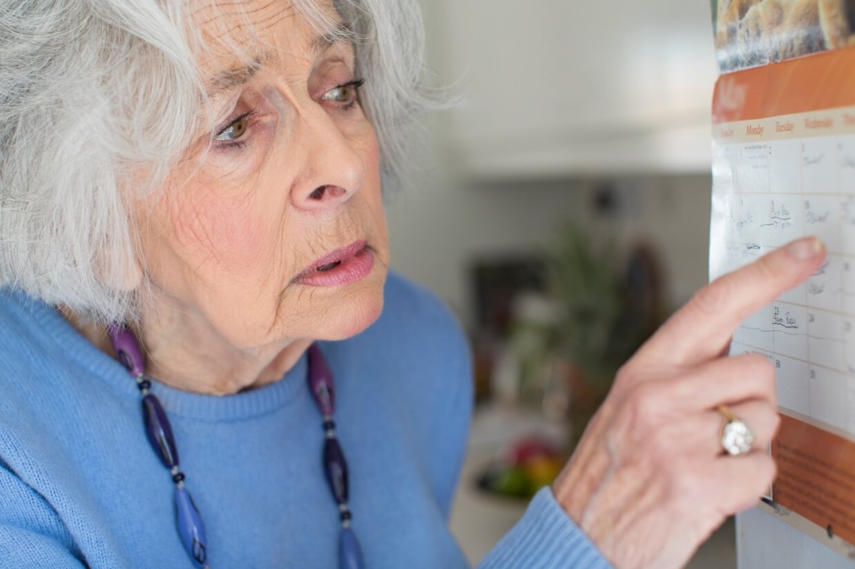 kobieta przeglądająca kalendarz - objawy Alzheimera
