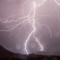 Burza i pioruny – jak się przed nimi chronić?