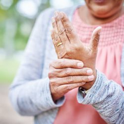 Co to osteoporoza i jak ją leczyć? Poradnik dla Opiekunki