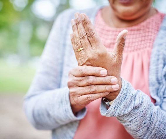 Co to osteoporoza i jak ją leczyć? Poradnik dla Opiekunki
