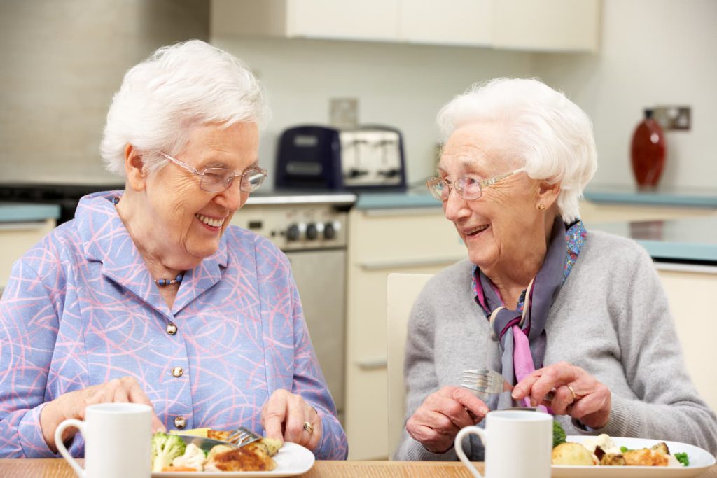 starsze kobiety jedzące obiad - jak przetrwać upały