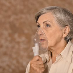 Zapalenie płuc u starszej osoby – objawy, przyczyny i rokowania